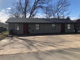 302 E Benton St in Siloam Springs, AR - Building Photo