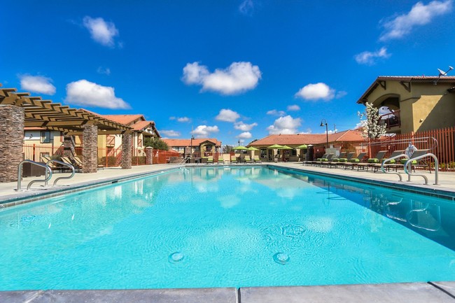 Village at Henderson in Porterville, CA - Foto de edificio - Building Photo