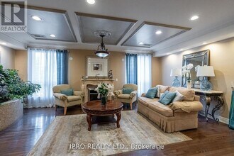 1 Maison Parc Ct in Toronto, ON - Building Photo - Building Photo