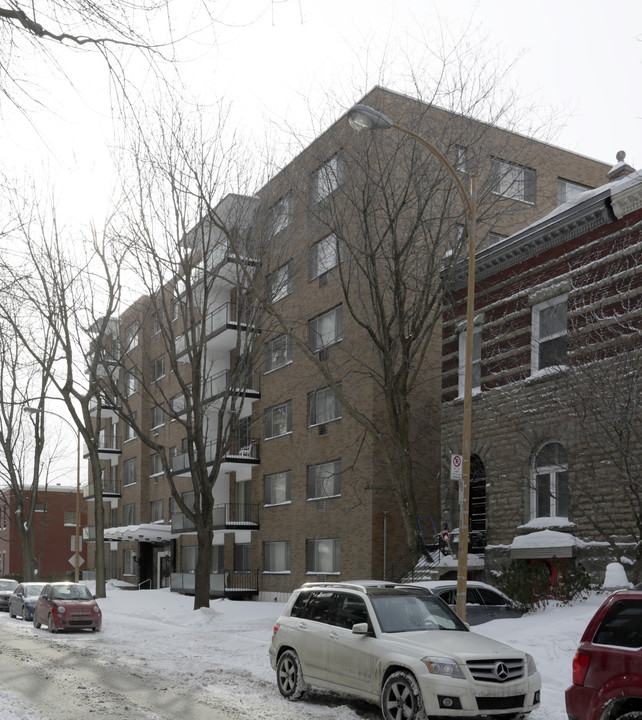 Oliver House West in Westmount, QC - Building Photo