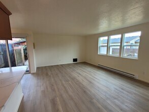 1045 S Jasper St, Unit #a in Cornelius, OR - Building Photo - Building Photo