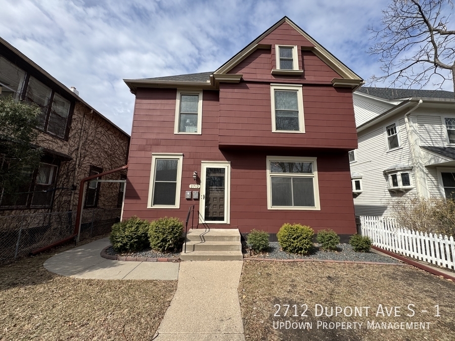 2712 Dupont Ave S in Minneapolis, MN - Building Photo
