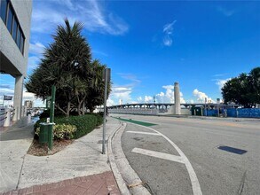 555 NE 15th St in Miami, FL - Foto de edificio - Building Photo