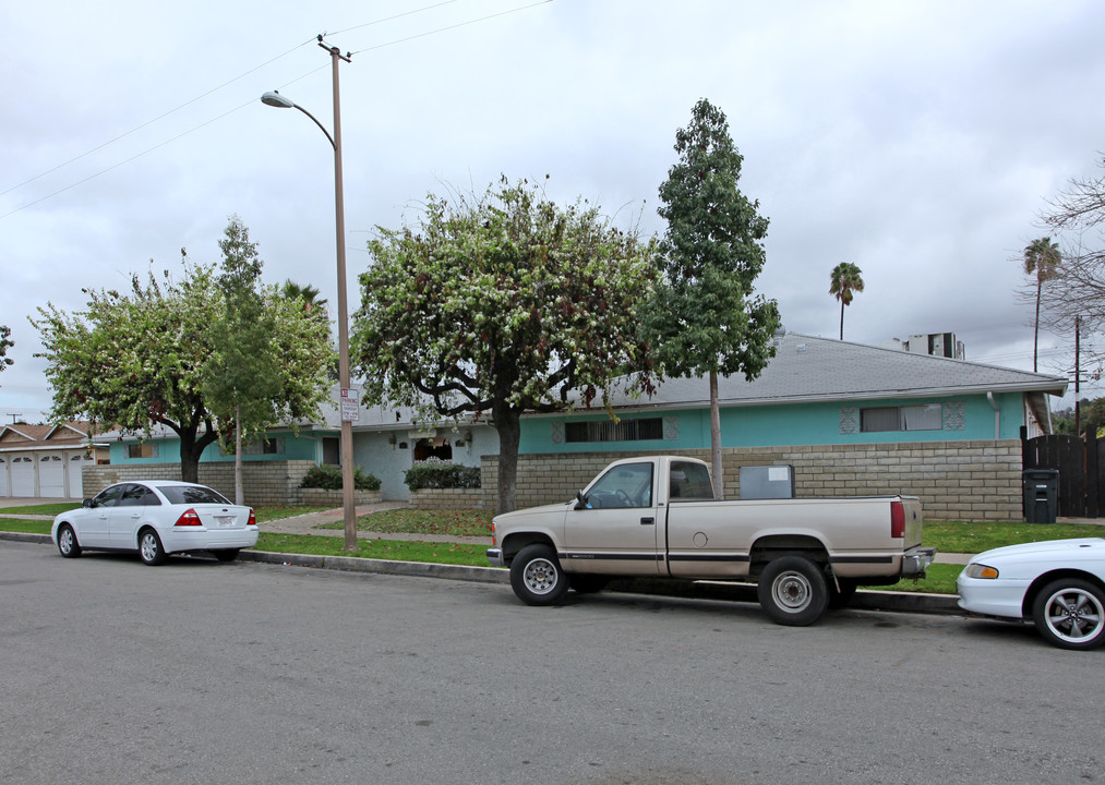 235-245 S Oak St in Orange, CA - Building Photo
