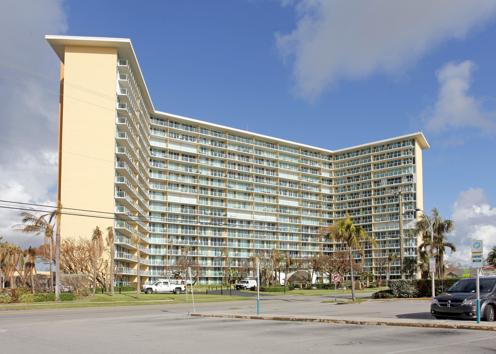 Tiara East in Deerfield Beach, FL - Foto de edificio
