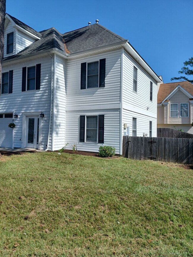 2216 W Berrie Cir in Virginia Beach, VA - Building Photo - Building Photo