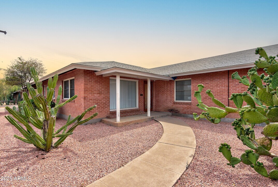 1301 W Osborn Rd in Phoenix, AZ - Building Photo