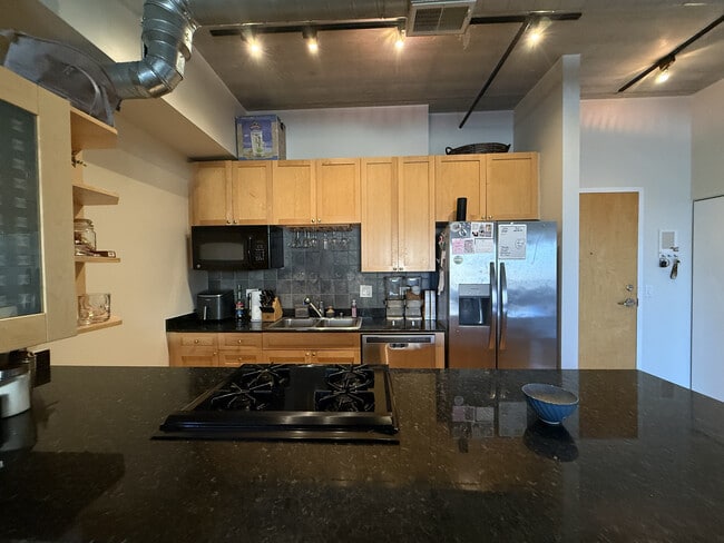 1735 W Diversey Pkwy, Unit 408 in Chicago, IL - Building Photo - Building Photo