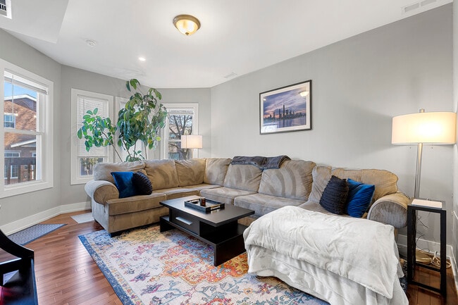 3026 N Allen Ave, Unit Unit 2 in Chicago, IL - Building Photo - Building Photo