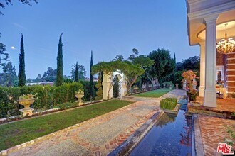 725 N Faring Rd in Los Angeles, CA - Building Photo - Building Photo