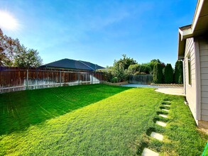 3124 S Featherly Way in Boise, ID - Building Photo - Building Photo