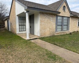 7205 Pineberry Rd in Dallas, TX - Building Photo
