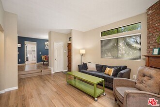 12053 Emelita St in Los Angeles, CA - Building Photo - Building Photo