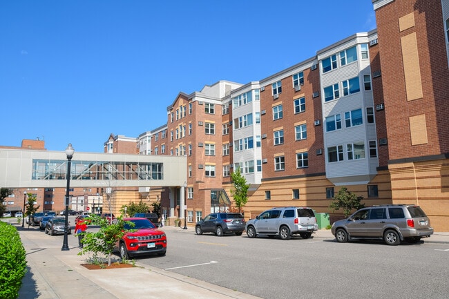 The Plaza by Vivie in Anoka, MN - Foto de edificio - Building Photo