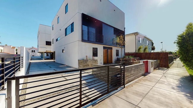 3820 Montclair St in Los Angeles, CA - Foto de edificio - Building Photo