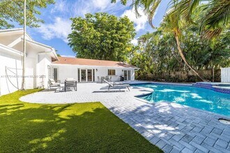 20270 NE 25th Ave in Miami, FL - Foto de edificio - Building Photo