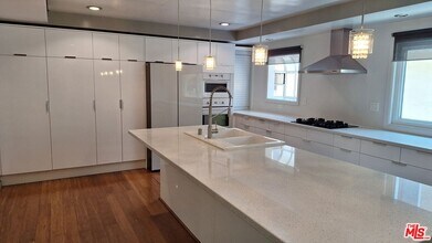 4751 La Villa Marina in Marina Del Rey, CA - Building Photo - Building Photo