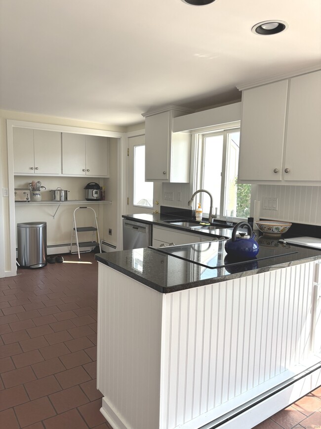 36 Barnes Hill Rd in Burlington, CT - Foto de edificio - Building Photo