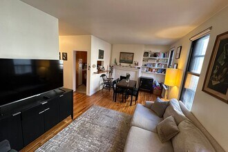 363 W 22nd St in New York, NY - Building Photo - Building Photo