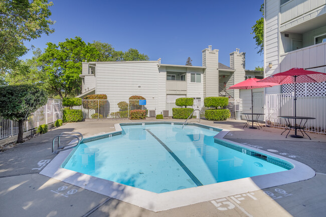 Marconi Village Apartments in Carmichael, CA - Foto de edificio - Building Photo