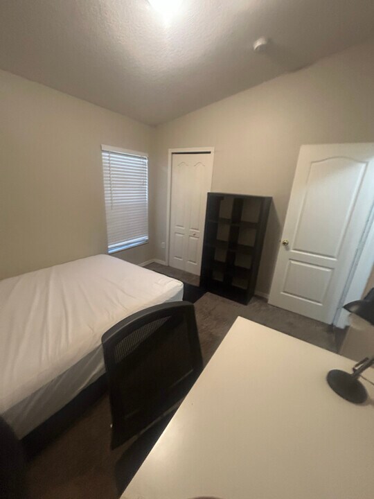 8151 Canterbury Lake Blvd in Tampa, FL - Foto de edificio