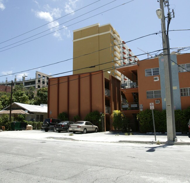 1021 SW 1st Ave in Miami, FL - Foto de edificio - Building Photo