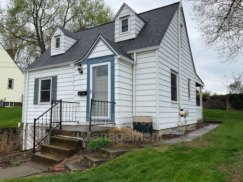2105 Superior St in Bethel Park, PA - Building Photo