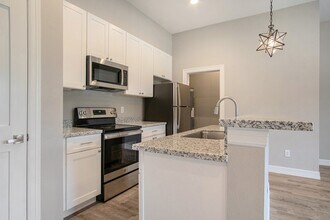 5262 Ella Blvd in Houston, TX - Building Photo - Building Photo