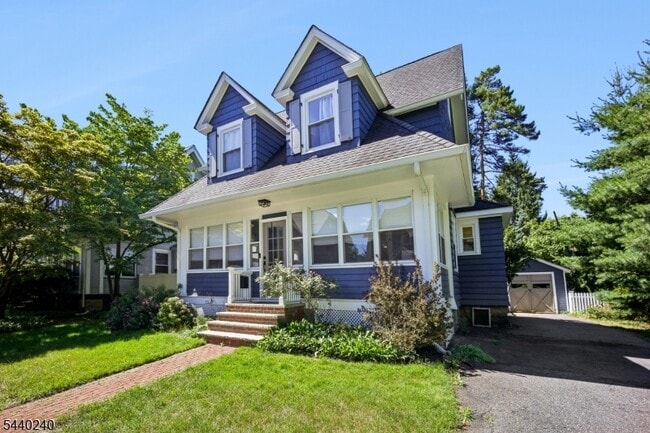 property at 10 Mountain Pl