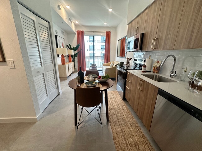 1919 Washington St, Unit A1 in Hollywood, FL - Foto de edificio - Building Photo