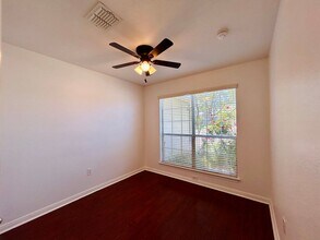 4905 Irvine Ln in Del Valle, TX - Foto de edificio - Building Photo