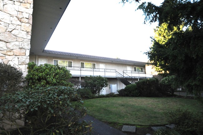 Julie Anne in Burien, WA - Foto de edificio - Building Photo