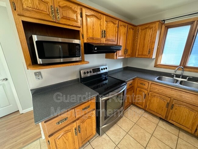 512 Black Bay Rd in Thunder Bay, ON - Building Photo - Building Photo