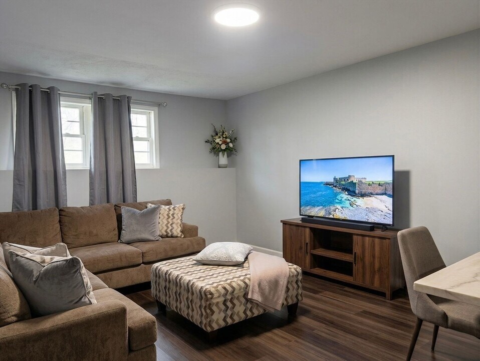 302 Boston Post Rd E in Marlborough, MA - Building Photo