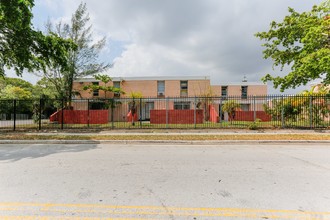 Central Area Apartments in Miami, FL - Building Photo - Building Photo