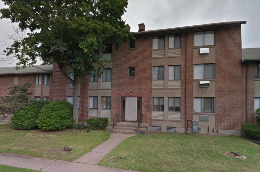 10 Henderson Dr in East Hartford, CT - Building Photo