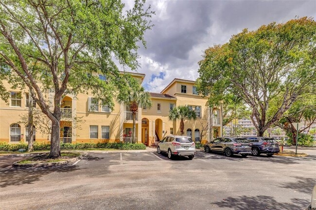 150 Jacaranda Country Club Dr, Unit 200 in Plantation, FL - Foto de edificio - Building Photo
