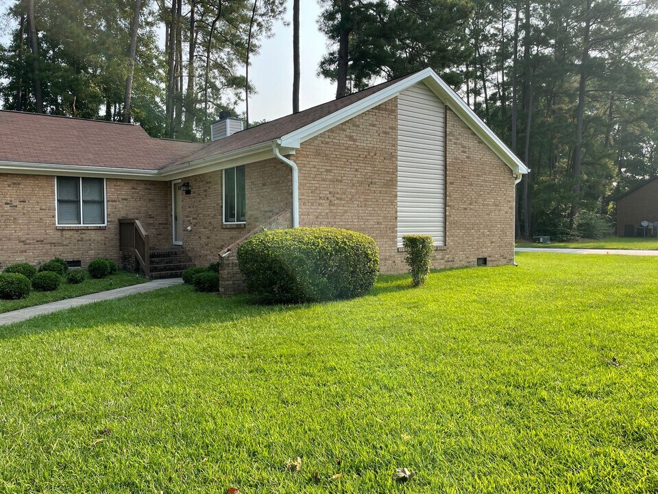 499 Coronation Dr in Fayetteville, NC - Building Photo