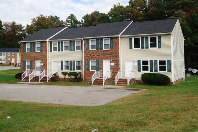 6345 Commons Ct in Prince George, VA - Building Photo