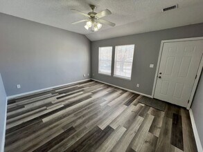 647 N Queen Ridge Ct in Independence, MO - Building Photo - Building Photo