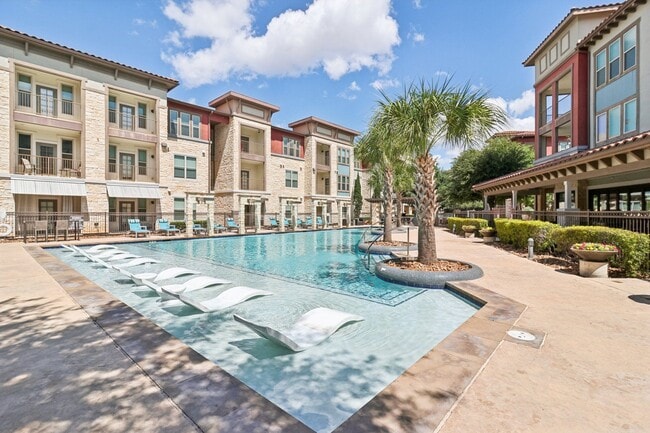 Park at Rialto Apartments in San Antonio, TX - Foto de edificio - Building Photo