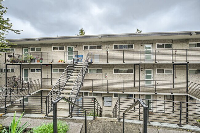 Catalina Apartments in Seattle, WA - Building Photo - Building Photo