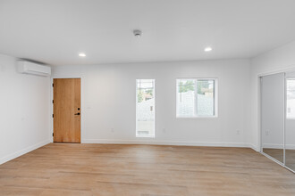 2236 S Burnside Ave, Unit 2236.5 in Los Angeles, CA - Foto de edificio - Building Photo