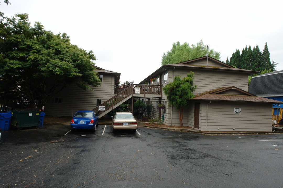 Holly Court in Salem, OR - Building Photo