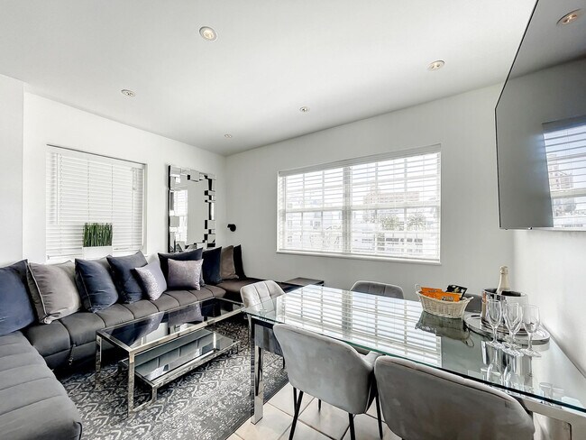 834 Ocean Dr in Miami Beach, FL - Building Photo - Building Photo