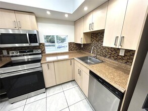 250 180th Dr in Sunny Isles Beach, FL - Foto de edificio - Building Photo