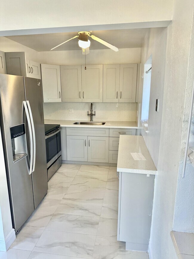 2440 Lake Osborne Dr in Lake Worth Beach, FL - Building Photo - Building Photo