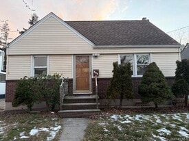 915 N 7th St in New Hyde Park, NY - Building Photo