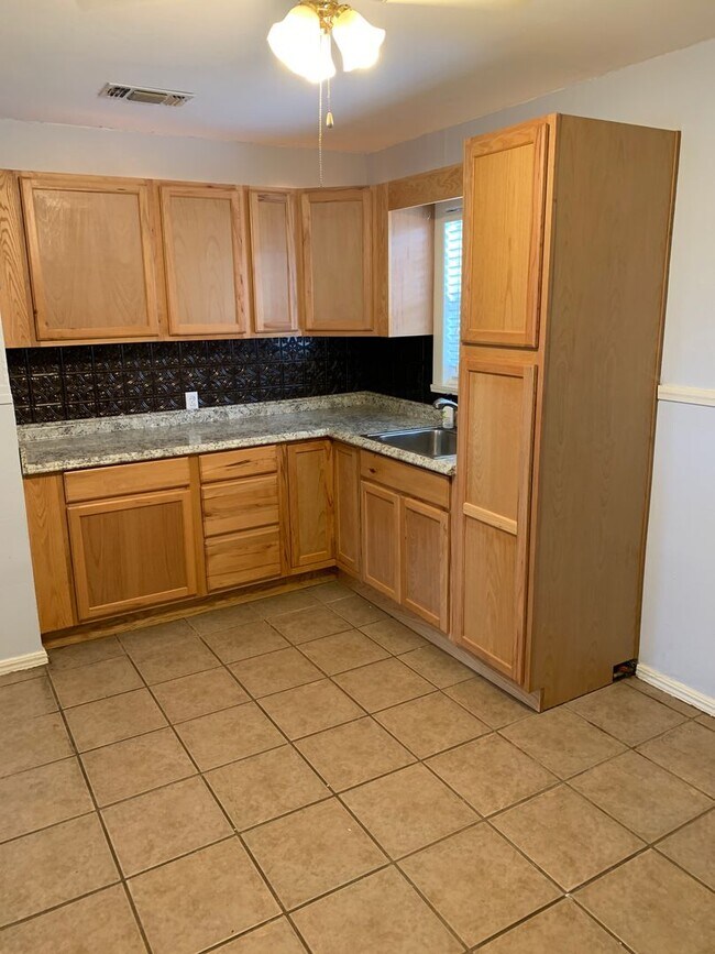 1615 Woodruff Ln in Sweetwater, TX - Building Photo - Building Photo
