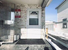 16 E John St in Hicksville, NY - Building Photo